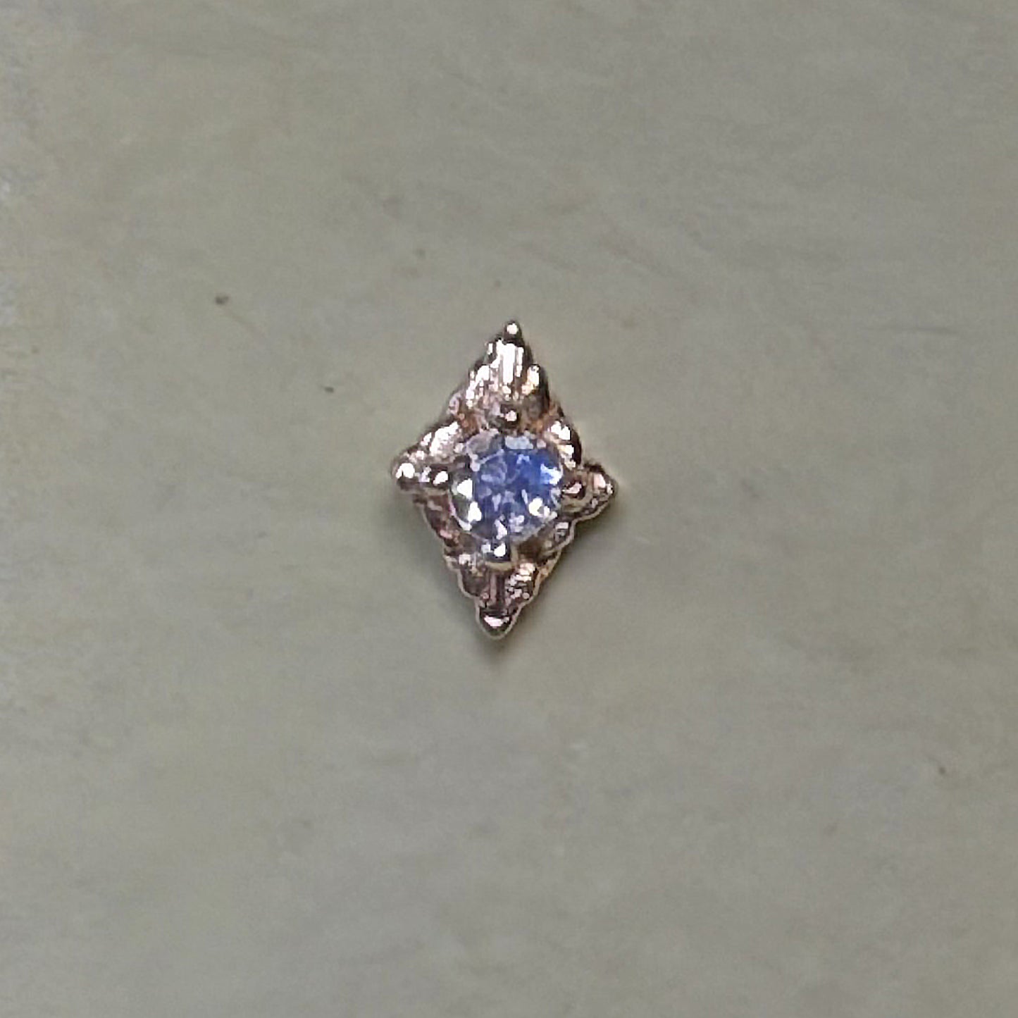AD tl yg venus w/moonstone
